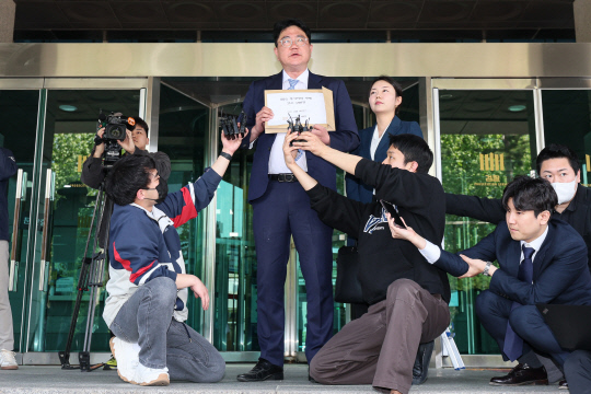 SG(소시에테제네랄)증권발 주가폭락 투자자들을 대리하는 법무법인 대건의 공형진 변호사가 9일 오후 서울 양천구 서울남부지방검찰청에서 주가조작 세력으로 지목된 투자컨설팅업체 H사 라덕연 대표 등에 대한 고소장 접수 전 취재진과 질의응답을 하고 있다.  연합뉴스